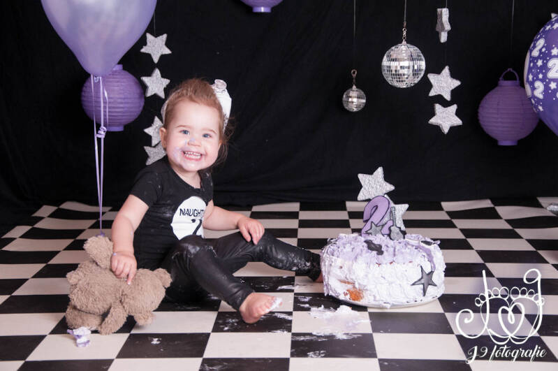 Cakesmash,  Een jaar, fotograaf Weert, Limburg, fotoshoot, eerste verjaardag, babyfotografie, dreumes,  