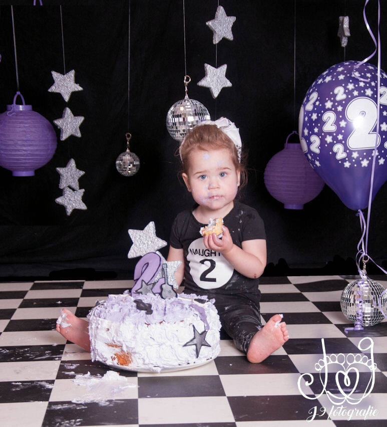 Cakesmash,  Een jaar, fotograaf Weert, Limburg, fotoshoot, eerste verjaardag, babyfotografie, dreumes,  