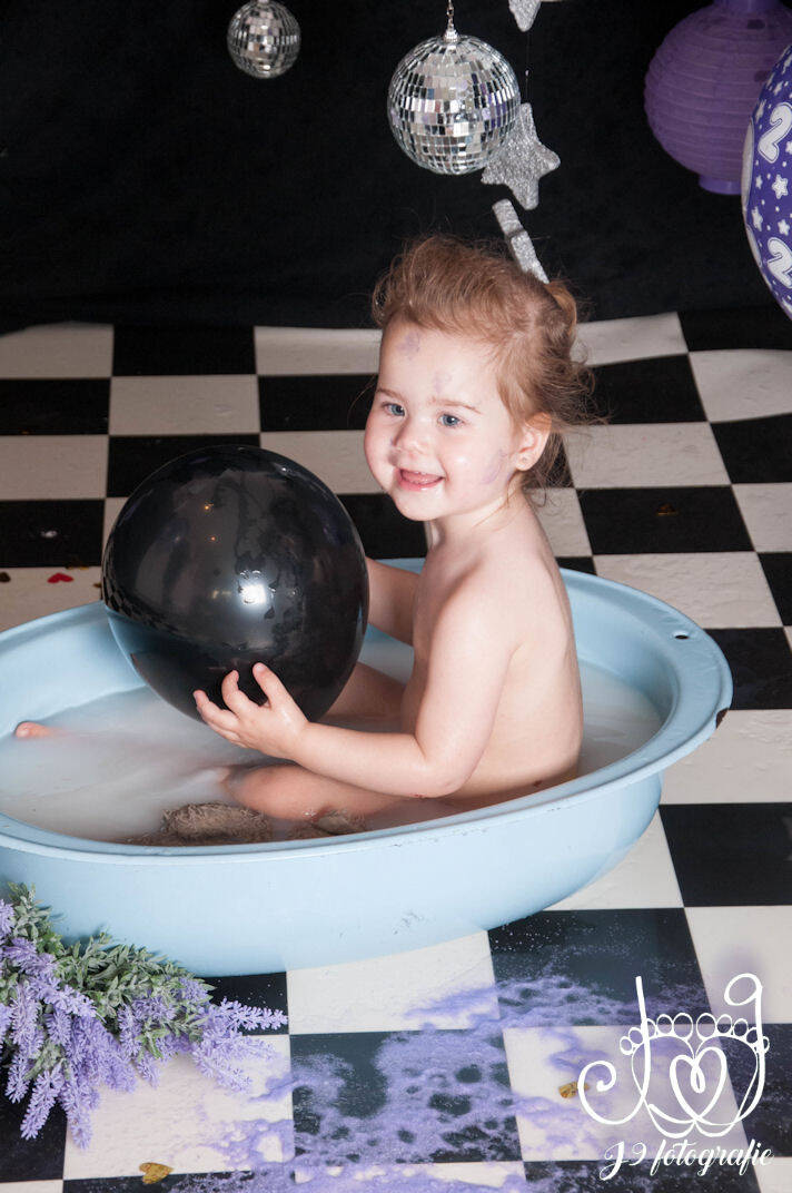 Cakesmash,  Een jaar, fotograaf Weert, Limburg, fotoshoot, eerste verjaardag, babyfotografie, dreumes,  