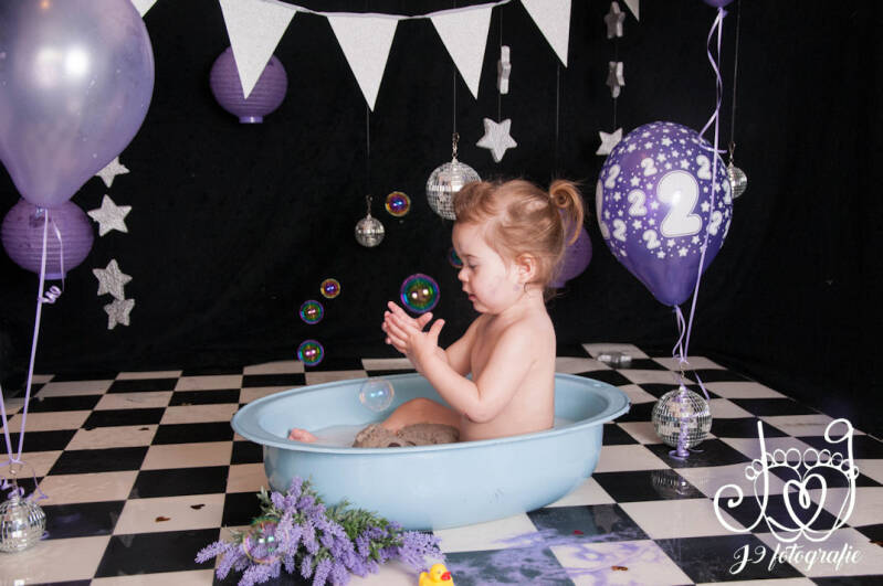 Cakesmash,  Een jaar, fotograaf Weert, Limburg, fotoshoot, eerste verjaardag, babyfotografie, dreumes,  