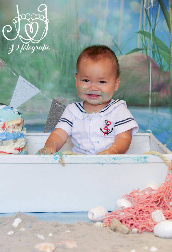 Cakesmash,  Een jaar, fotograaf Weert, Limburg, fotoshoot, eerste verjaardag, babyfotografie, dreumes,  