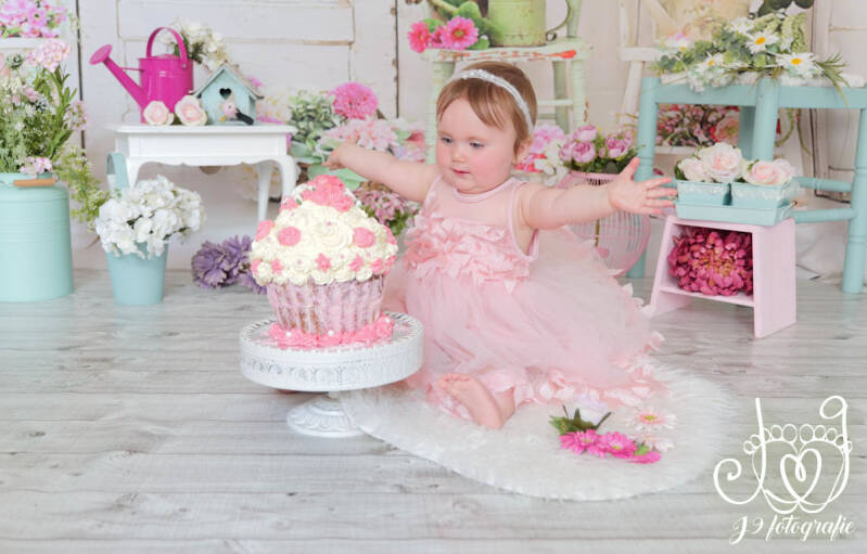 Cakesmash,  Een jaar, fotograaf Weert, Limburg, fotoshoot, eerste verjaardag, babyfotografie, dreumes,  