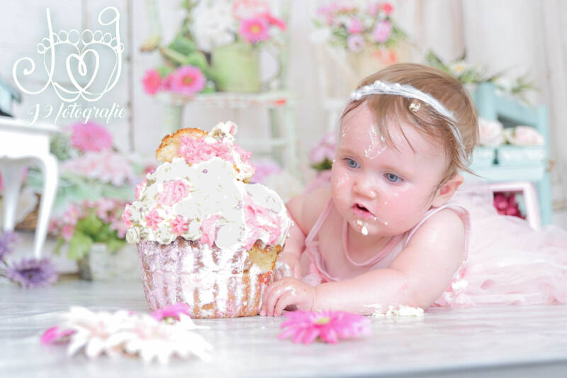 Cakesmash,  Een jaar, fotograaf Weert, Limburg, fotoshoot, eerste verjaardag, babyfotografie, dreumes,  