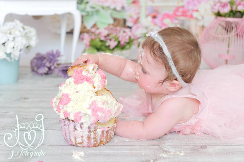 Cakesmash,  Een jaar, fotograaf Weert, Limburg, fotoshoot, eerste verjaardag, babyfotografie, dreumes,  