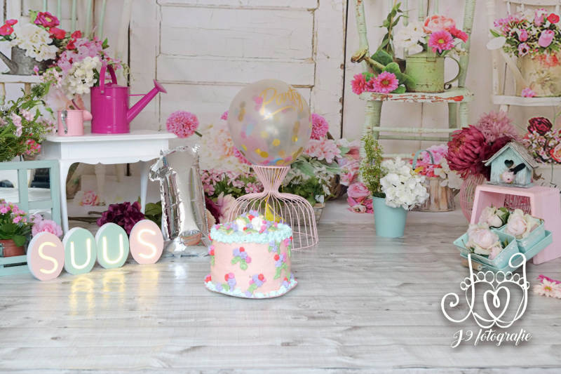 Cakesmash,  Een jaar, fotograaf Weert, Limburg, fotoshoot, eerste verjaardag, babyfotografie, dreumes