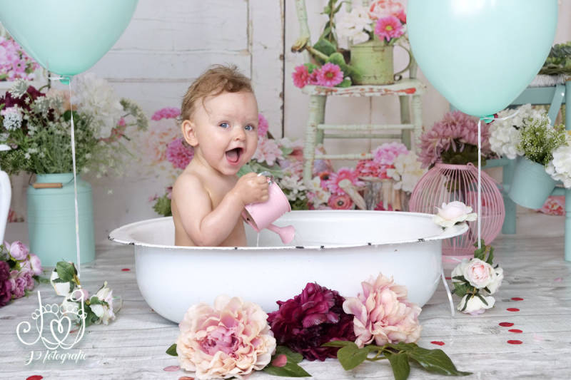 Cakesmash,  Een jaar, fotograaf Weert, Limburg, fotoshoot, eerste verjaardag, babyfotografie, dreumes