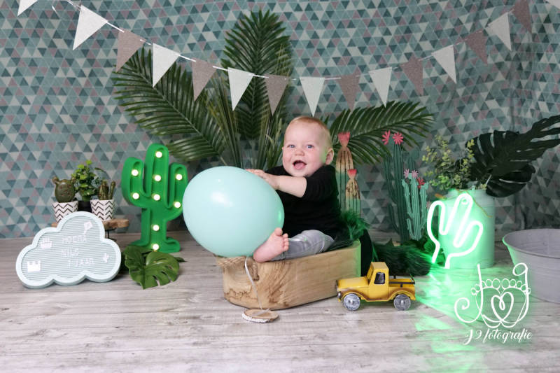 Cakesmash,  Een jaar, fotograaf Weert, Limburg, fotoshoot, eerste verjaardag, babyfotografie, dreumes melkbadshoot , melkbad, milkbadshoot 