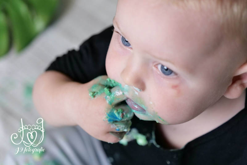 Cakesmash,  Een jaar, fotograaf Weert, Limburg, fotoshoot, eerste verjaardag, babyfotografie, dreumes melkbadshoot , melkbad, milkbadshoot 
