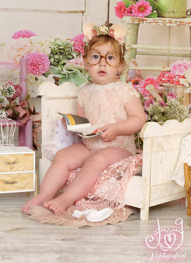 Cakesmash,  Een jaar, fotograaf Weert, Limburg, fotoshoot, eerste verjaardag, babyfotografie, dreumes melkbadshoot , melkbad, milkbadshoot 