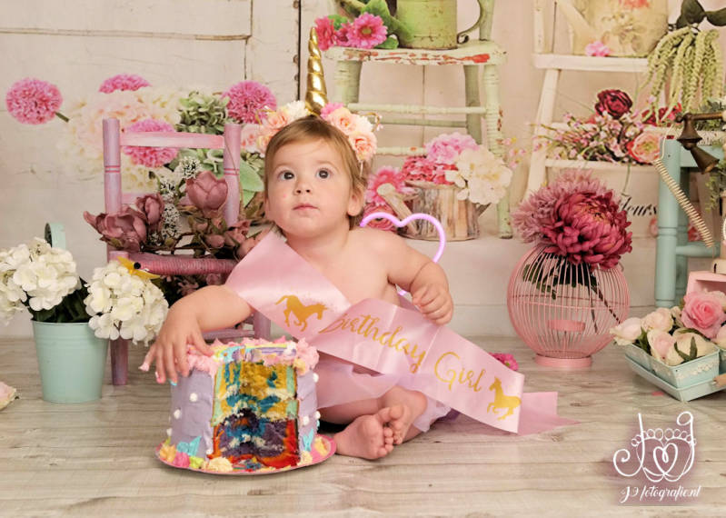 Cakesmash,  Een jaar, fotograaf Weert, Limburg, fotoshoot, eerste verjaardag, babyfotografie, dreumes melkbadshoot , melkbad, milkbadshoot 