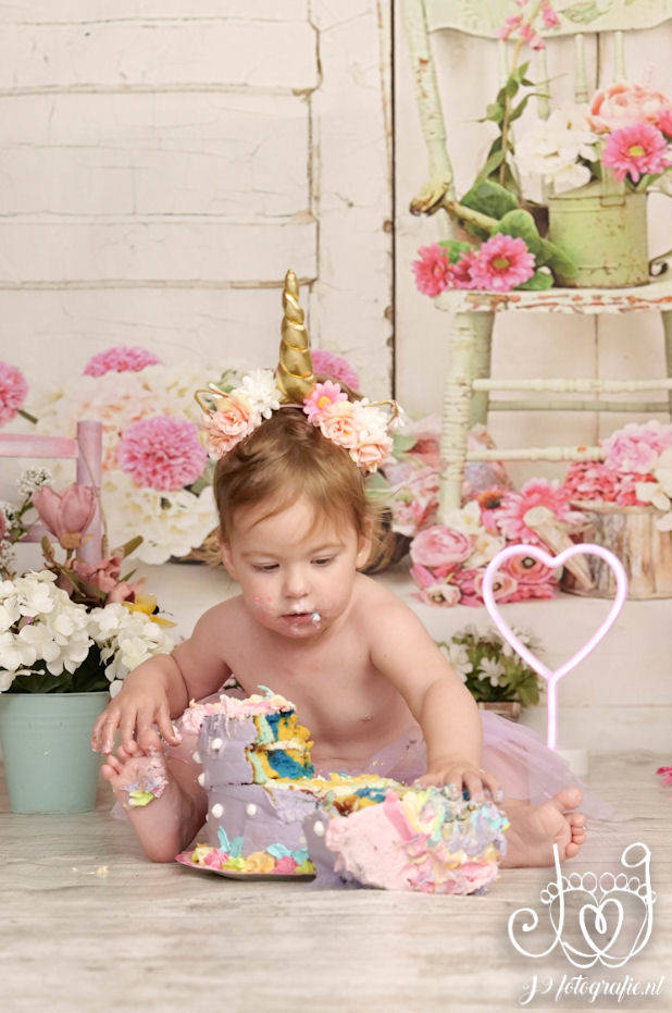 Cakesmash,  Een jaar, fotograaf Weert, Limburg, fotoshoot, eerste verjaardag, babyfotografie, dreumes melkbadshoot , melkbad, milkbadshoot 