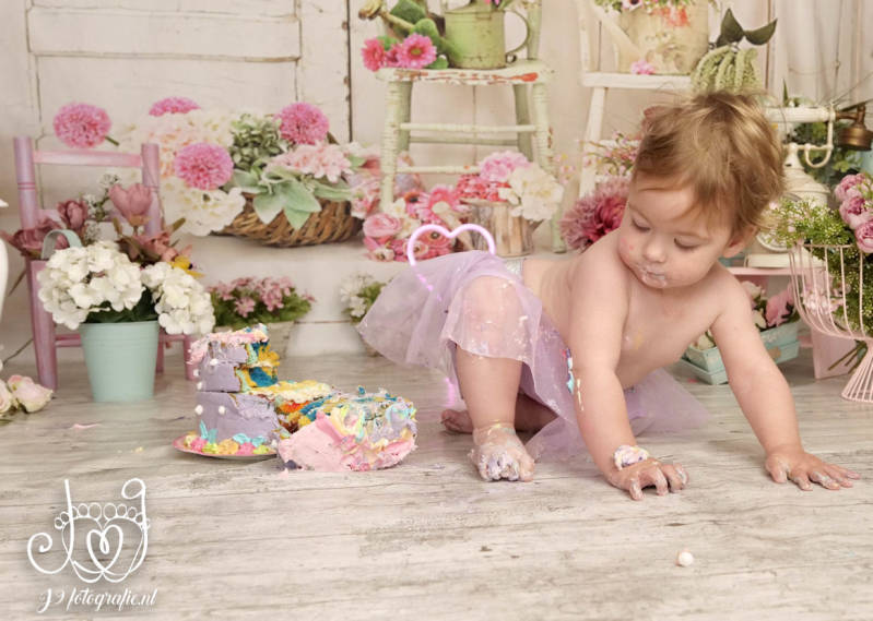 Cakesmash,  Een jaar, fotograaf Weert, Limburg, fotoshoot, eerste verjaardag, babyfotografie, dreumes melkbadshoot , melkbad, milkbadshoot 