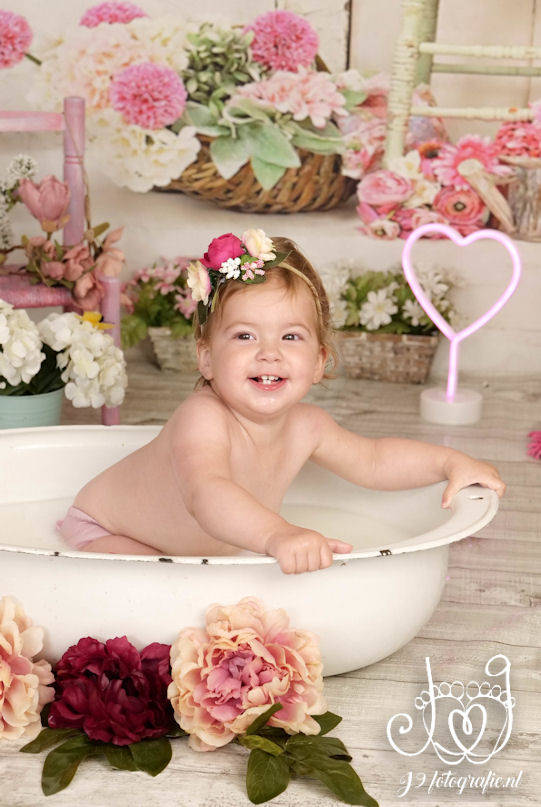 Cakesmash,  Een jaar, fotograaf Weert, Limburg, fotoshoot, eerste verjaardag, babyfotografie, dreumes melkbadshoot , melkbad, milkbadshoot 