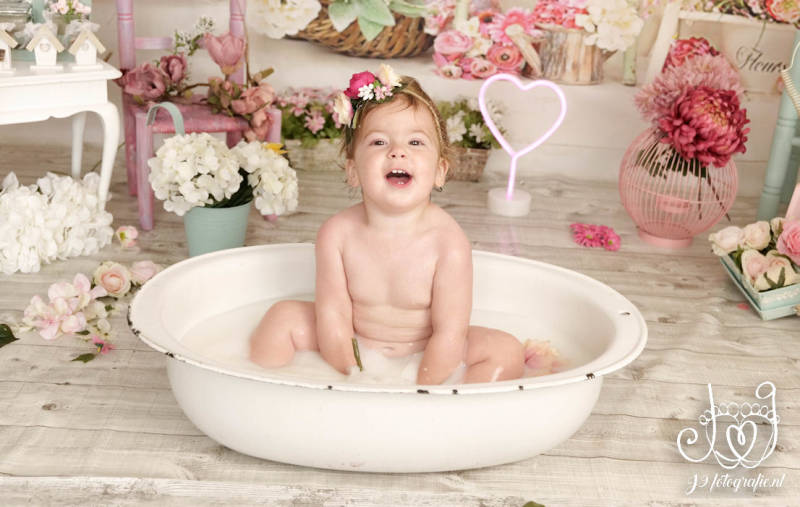 Cakesmash,  Een jaar, fotograaf Weert, Limburg, fotoshoot, eerste verjaardag, babyfotografie, dreumes melkbadshoot , melkbad, milkbadshoot 