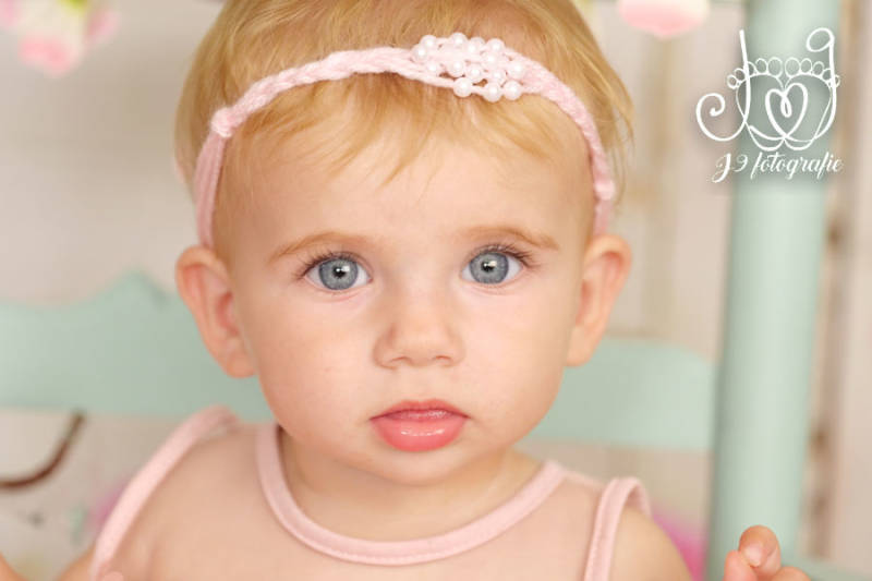 Cakesmash,  Een jaar, fotograaf Weert, Limburg, fotoshoot, eerste verjaardag, babyfotografie, dreumes melkbadshoot , melkbad, milkbadshoot 