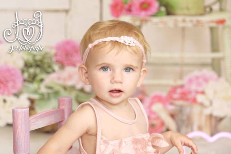 Cakesmash,  Een jaar, fotograaf Weert, Limburg, fotoshoot, eerste verjaardag, babyfotografie, dreumes melkbadshoot , melkbad, milkbadshoot 