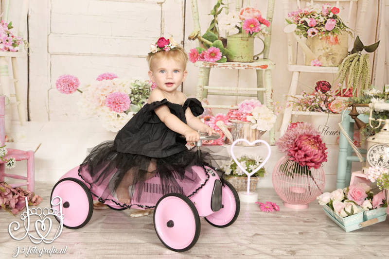 Cakesmash,  Een jaar, fotograaf Weert, Limburg, fotoshoot, eerste verjaardag, babyfotografie, dreumes melkbadshoot , melkbad, milkbadshoot 