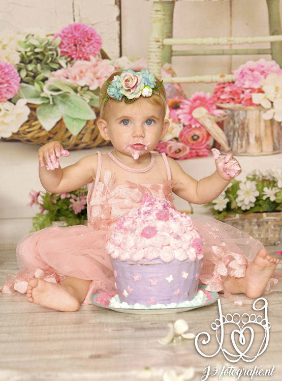 Cakesmash,  Een jaar, fotograaf Weert, Limburg, fotoshoot, eerste verjaardag, babyfotografie, dreumes melkbadshoot , melkbad, milkbadshoot 