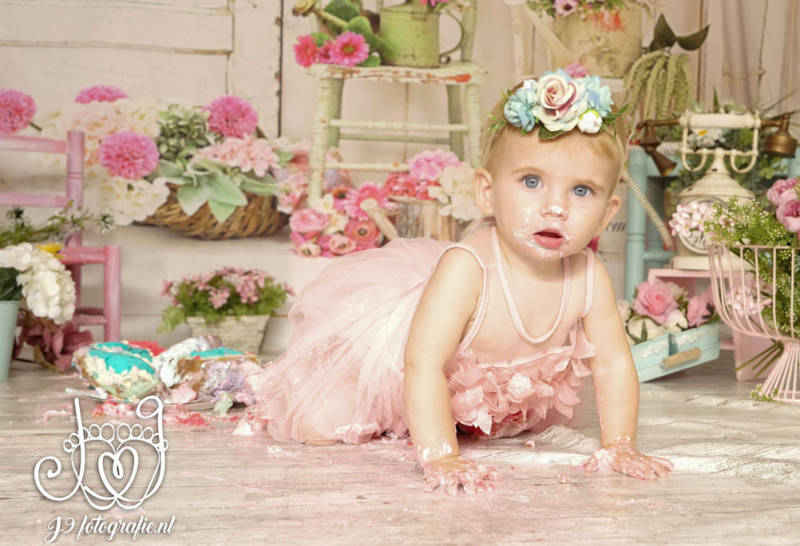 Cakesmash,  Een jaar, fotograaf Weert, Limburg, fotoshoot, eerste verjaardag, babyfotografie, dreumes melkbadshoot , melkbad, milkbadshoot 