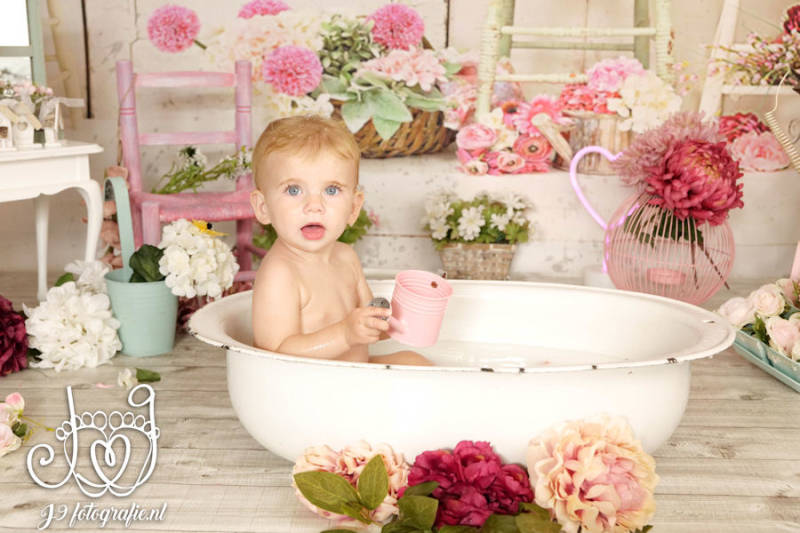 Cakesmash,  Een jaar, fotograaf Weert, Limburg, fotoshoot, eerste verjaardag, babyfotografie, dreumes melkbadshoot , melkbad, milkbadshoot 