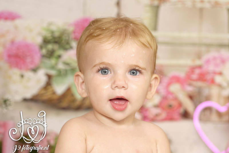 Cakesmash,  Een jaar, fotograaf Weert, Limburg, fotoshoot, eerste verjaardag, babyfotografie, dreumes melkbadshoot , melkbad, milkbadshoot 