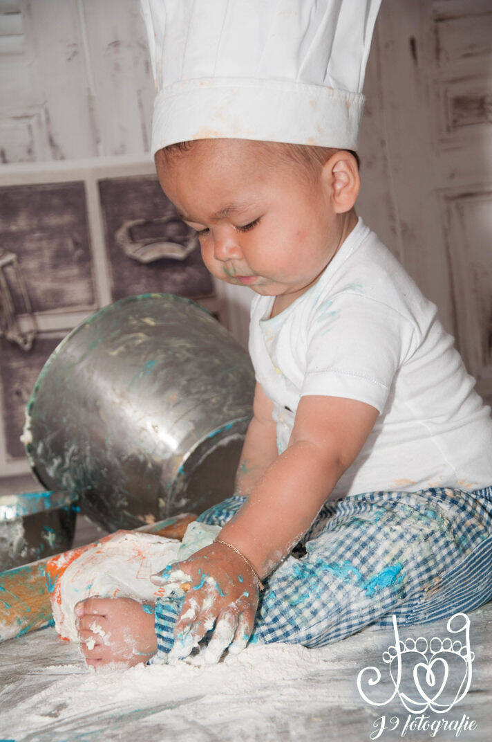 Cakesmash,  Een jaar, fotograaf Weert, Limburg, fotoshoot, eerste verjaardag, babyfotografie, dreumes,  