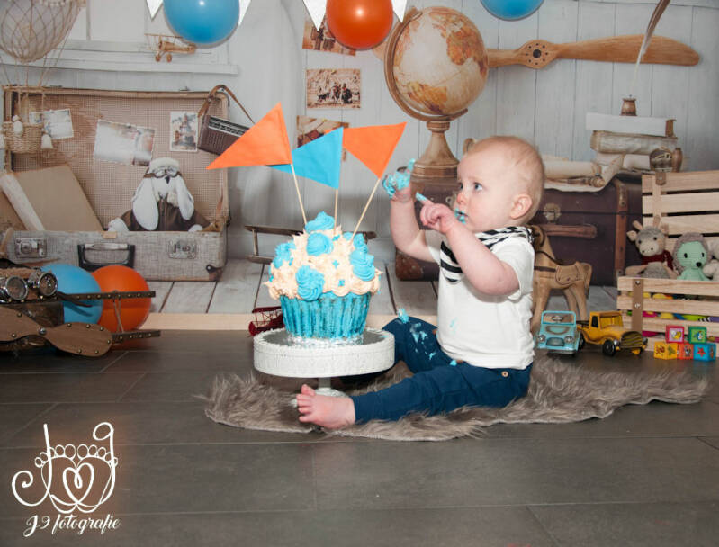 Cakesmash,  Een jaar, fotograaf Weert, Limburg, fotoshoot, eerste verjaardag, babyfotografie, dreumes,  