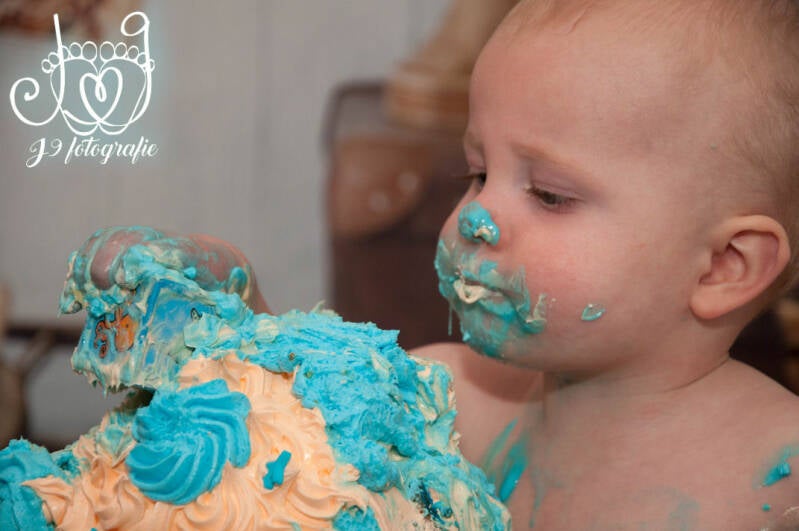 Cakesmash,  Een jaar, fotograaf Weert, Limburg, fotoshoot, eerste verjaardag, babyfotografie, dreumes,  