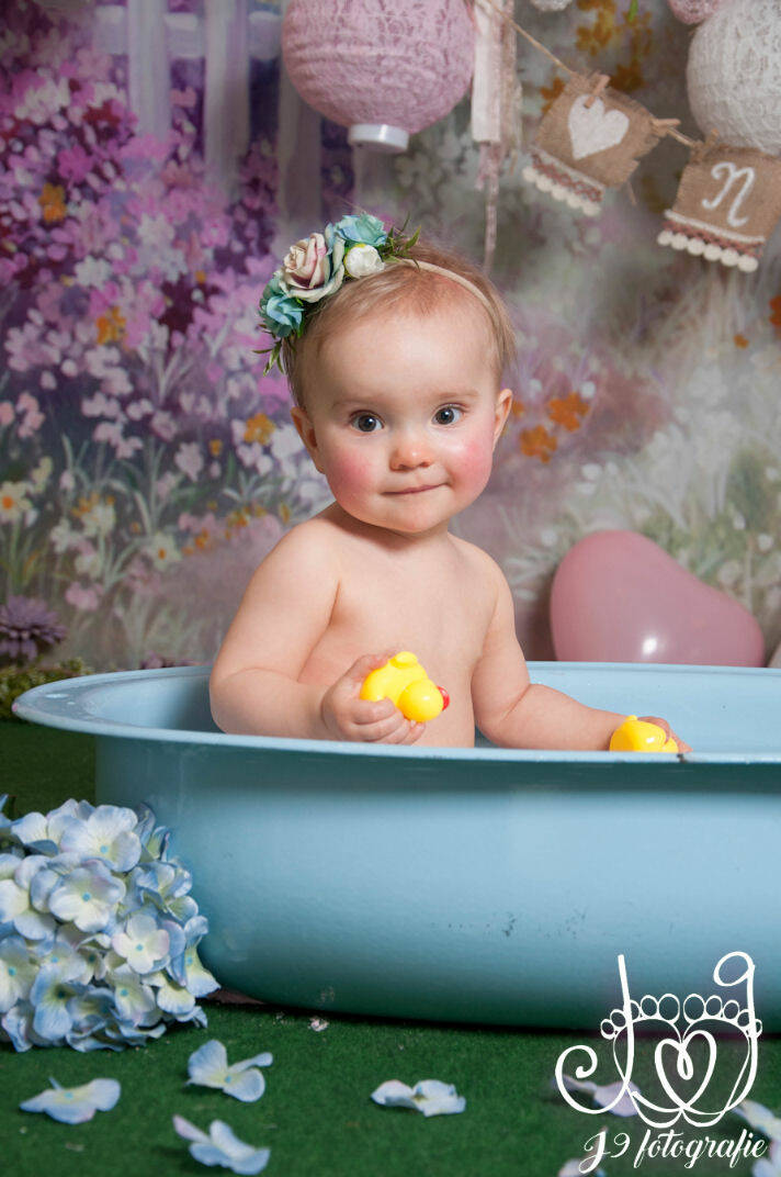 Cakesmash,  Een jaar, fotograaf Weert, Limburg, fotoshoot, eerste verjaardag, babyfotografie, dreumes,  
