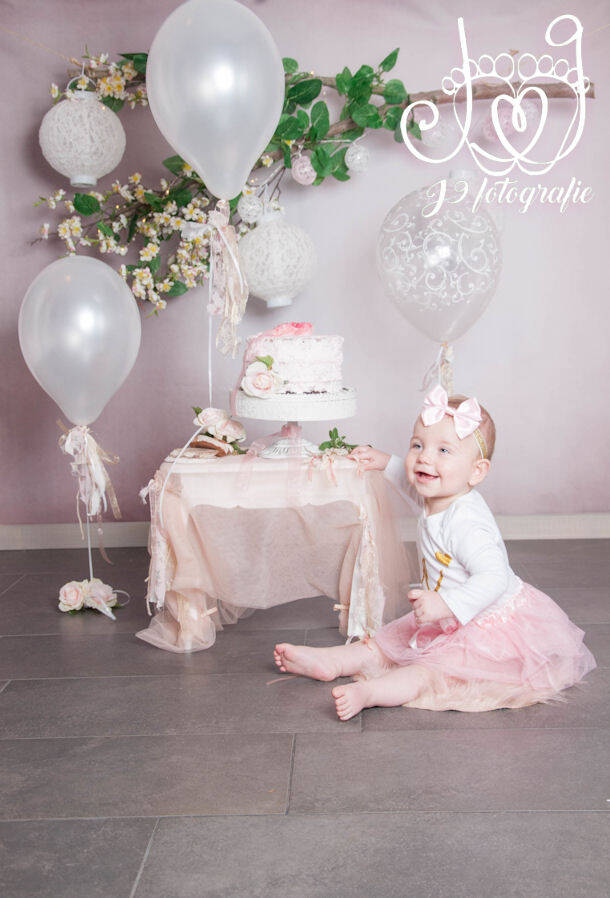 Cakesmash,  Een jaar, fotograaf Weert, Limburg, fotoshoot, eerste verjaardag, babyfotografie, dreumes,  