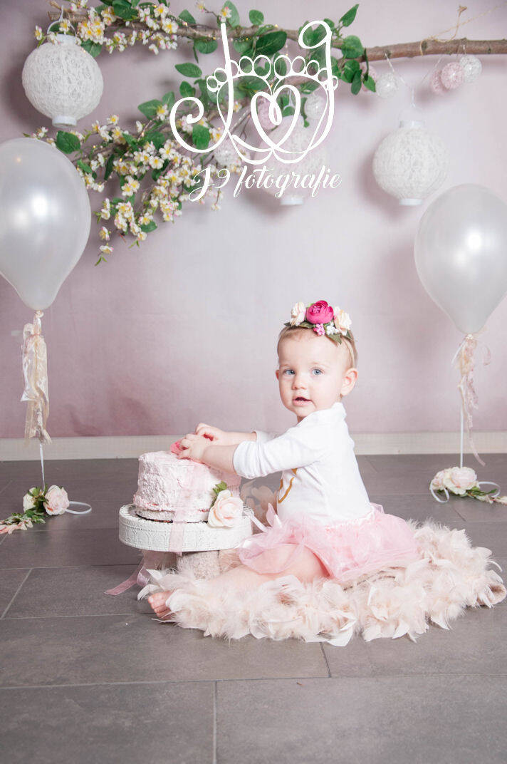 Cakesmash,  Een jaar, fotograaf Weert, Limburg, fotoshoot, eerste verjaardag, babyfotografie, dreumes,  