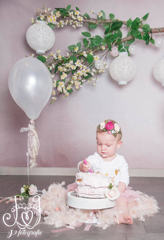 Cakesmash,  Een jaar, fotograaf Weert, Limburg, fotoshoot, eerste verjaardag, babyfotografie, dreumes,  