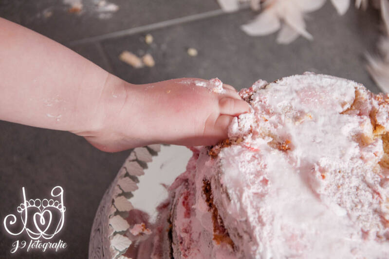 Cakesmash,  Een jaar, fotograaf Weert, Limburg, fotoshoot, eerste verjaardag, babyfotografie, dreumes,  