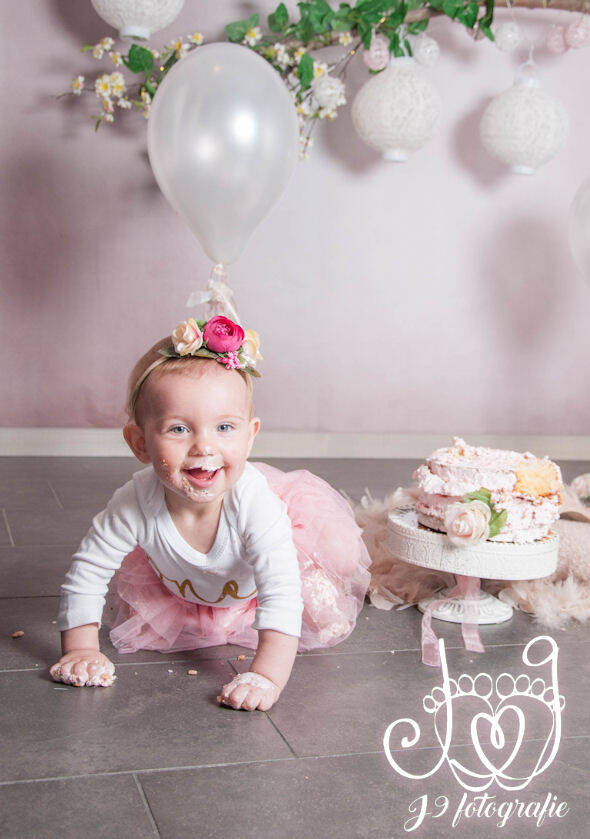 Cakesmash,  Een jaar, fotograaf Weert, Limburg, fotoshoot, eerste verjaardag, babyfotografie, dreumes,  