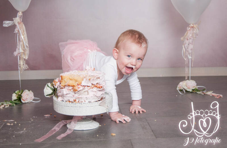 Cakesmash,  Een jaar, fotograaf Weert, Limburg, fotoshoot, eerste verjaardag, babyfotografie, dreumes,  