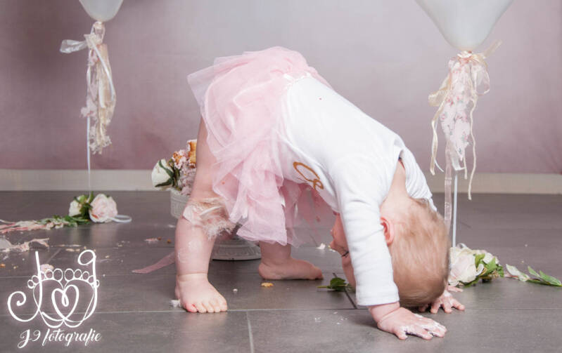 Cakesmash,  Een jaar, fotograaf Weert, Limburg, fotoshoot, eerste verjaardag, babyfotografie, dreumes,  