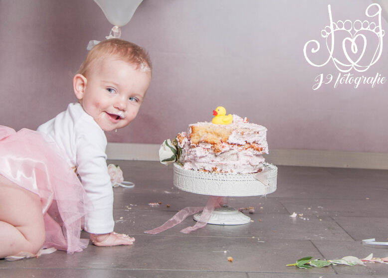 Cakesmash,  Een jaar, fotograaf Weert, Limburg, fotoshoot, eerste verjaardag, babyfotografie, dreumes,  