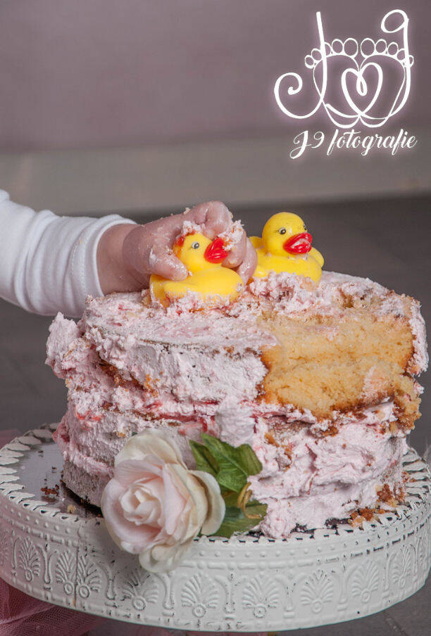 Cakesmash,  Een jaar, fotograaf Weert, Limburg, fotoshoot, eerste verjaardag, babyfotografie, dreumes,  