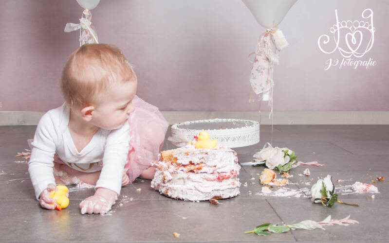 Cakesmash,  Een jaar, fotograaf Weert, Limburg, fotoshoot, eerste verjaardag, babyfotografie, dreumes,  