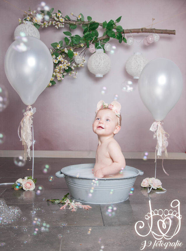 Cakesmash,  Een jaar, fotograaf Weert, Limburg, fotoshoot, eerste verjaardag, babyfotografie, dreumes,  