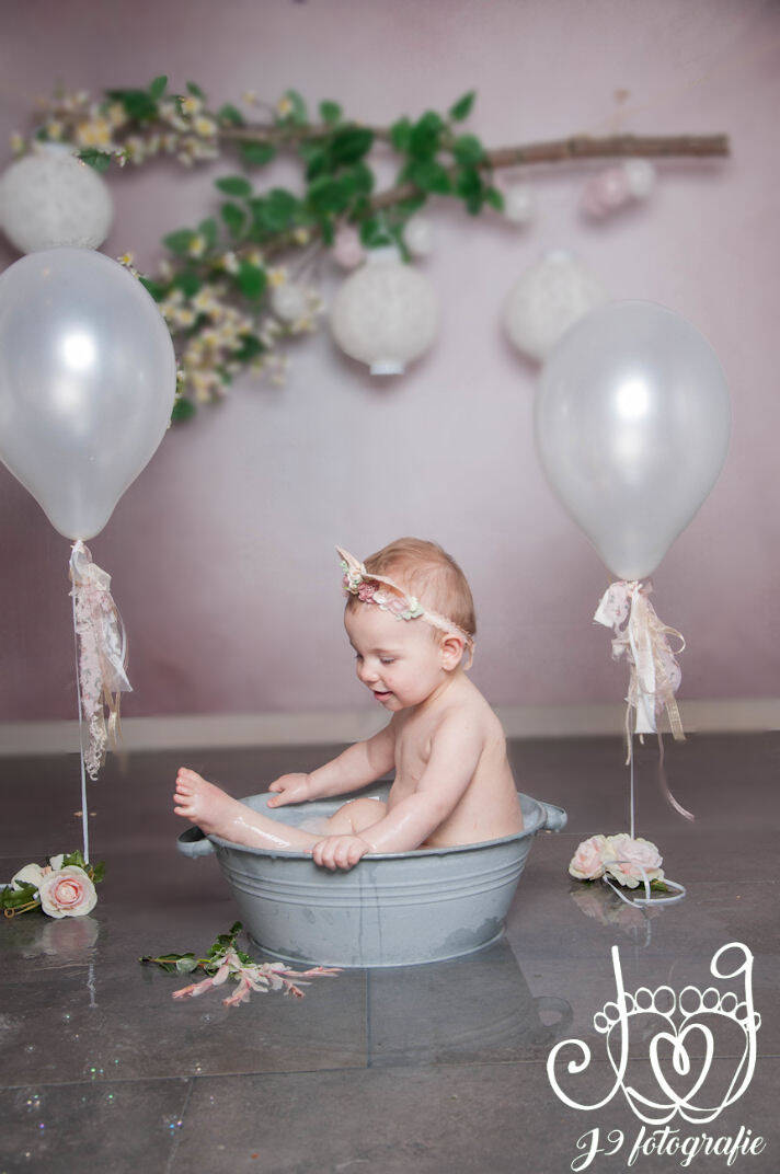 Cakesmash,  Een jaar, fotograaf Weert, Limburg, fotoshoot, eerste verjaardag, babyfotografie, dreumes,  