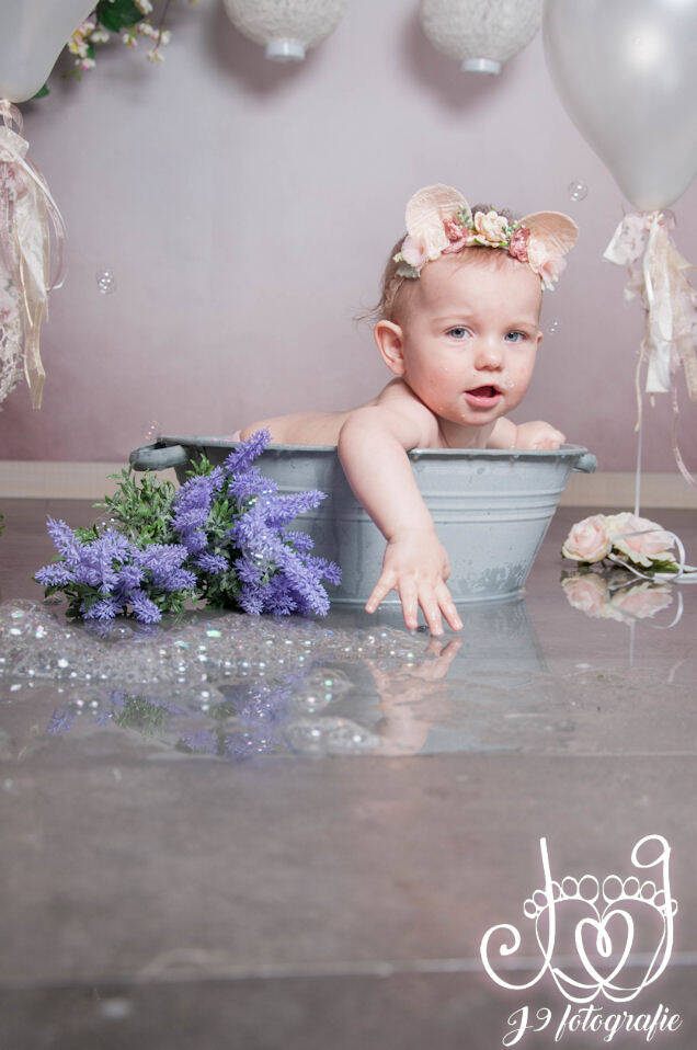 Cakesmash,  Een jaar, fotograaf Weert, Limburg, fotoshoot, eerste verjaardag, babyfotografie, dreumes,  