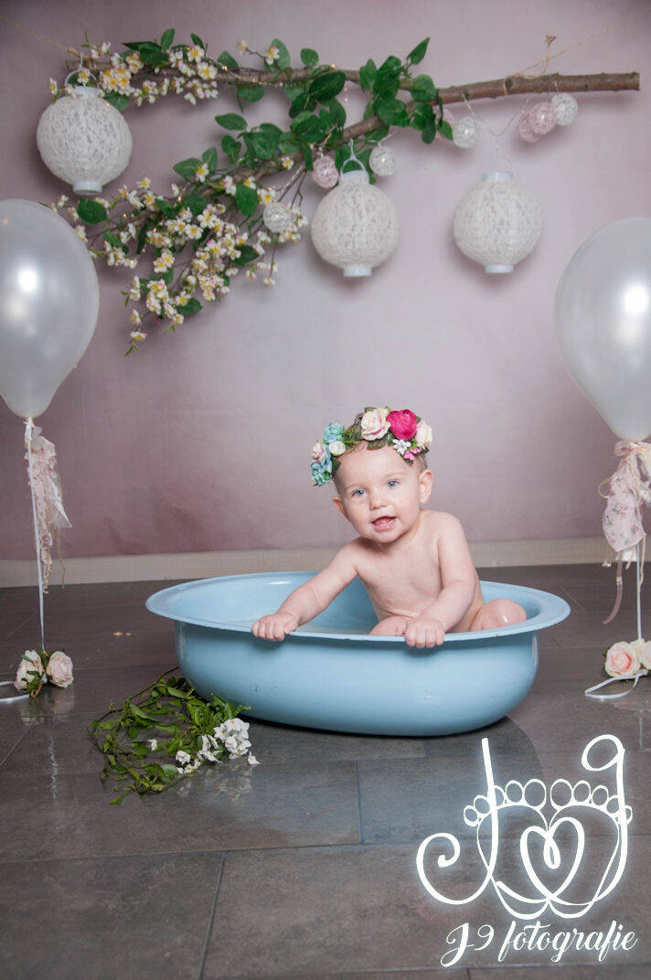 Cakesmash,  Een jaar, fotograaf Weert, Limburg, fotoshoot, eerste verjaardag, babyfotografie, dreumes,  