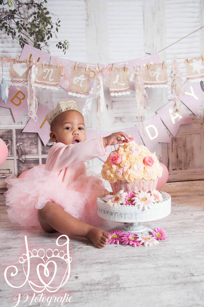 Cakesmash,  Een jaar, fotograaf Weert, Limburg, fotoshoot, eerste verjaardag, babyfotografie, dreumes,  