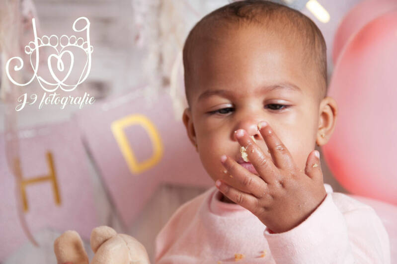 Cakesmash,  Een jaar, fotograaf Weert, Limburg, fotoshoot, eerste verjaardag, babyfotografie, dreumes,  