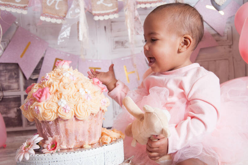 Cakesmash,  Een jaar, fotograaf Weert, Limburg, fotoshoot, eerste verjaardag, babyfotografie, dreumes,  