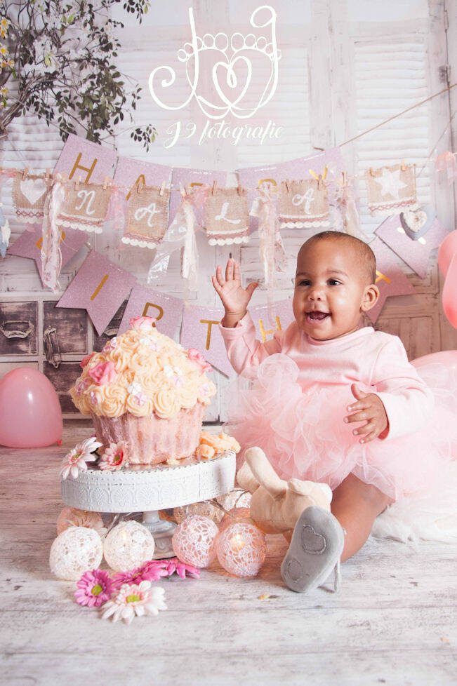 Cakesmash,  Een jaar, fotograaf Weert, Limburg, fotoshoot, eerste verjaardag, babyfotografie, dreumes,  