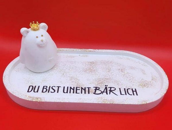Bär auf einem Tabeltt/Schale
