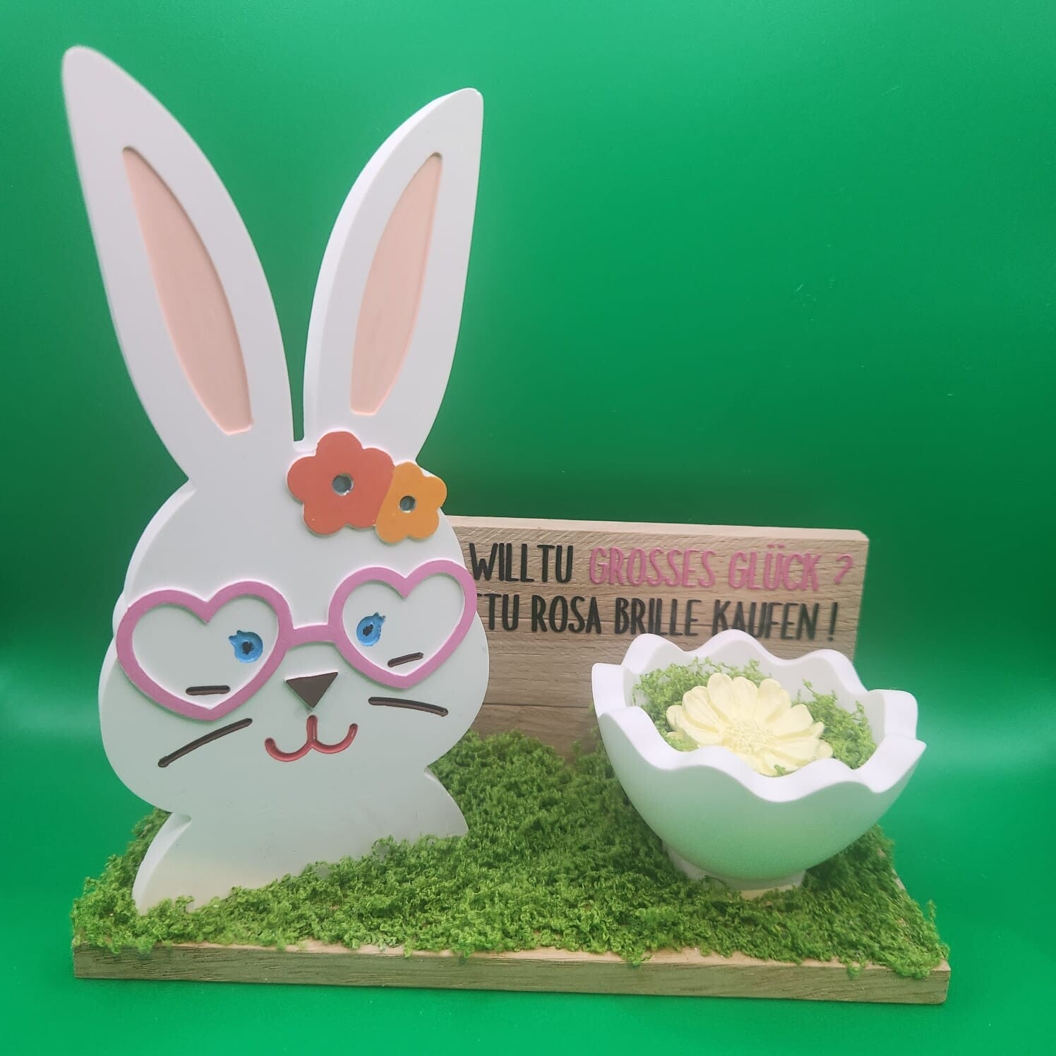 Oster Hase auf Holzterrasse mit Schriftzug