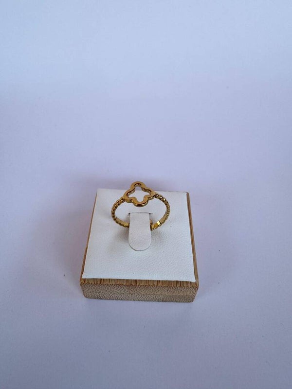 Twisted ring with clover gold